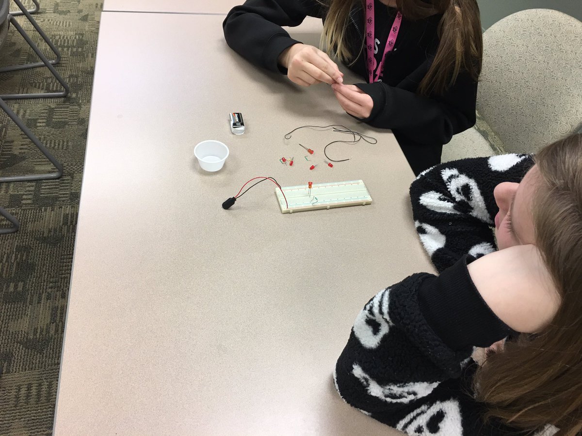 DoerschukPLTW's tweet image. Learning about circuits with breadboards and LEDs #CSCodeGirls2018 #GirlsInSTEM