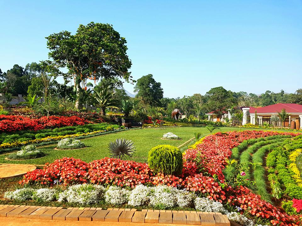 Village de vacances à Bangou. 80 bungalows, des lacs  artificiels, un jardin  botanique, un zoo, une ferme pédagogique, des centres d’équitation, terrains de football, de  basket et de tennis. Initiative de F. NANA DJOMOU. 
 IMAGES: Chantiers de la Can, Mick Tekeudo