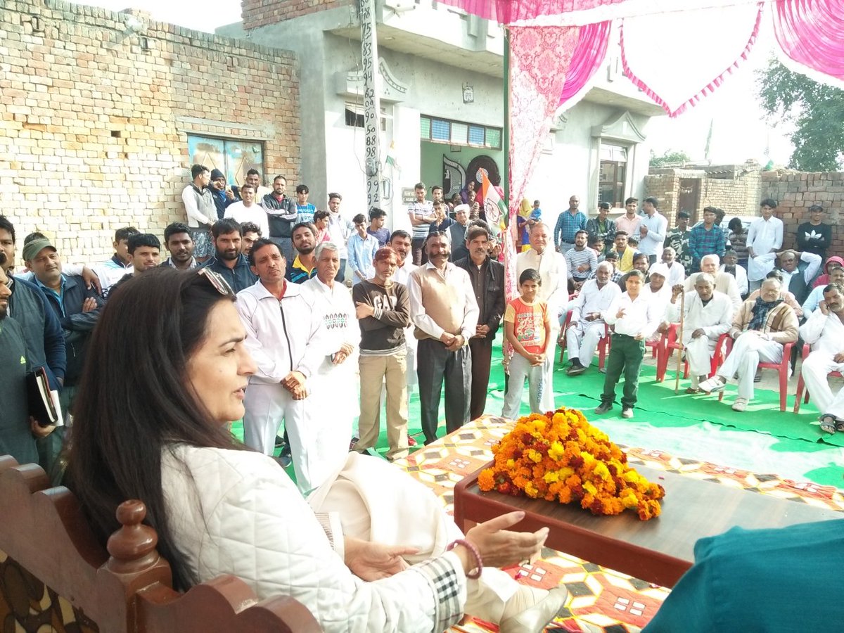 Nklakhlan's tweet photo. *आज मैडम किरण चौधरी जी के नेतृत्व में तोशाम हल्के के गाँव बापोडा से श्री वेदप्रकाश जी ने अपने परिवार व साथियों सहित इनेलो पार्टी को छोड़ कर कांग्रेस पार्टी में शामिल हुए* @officekiran @RahulGandhi https://t.co/LPFEgzH3ay