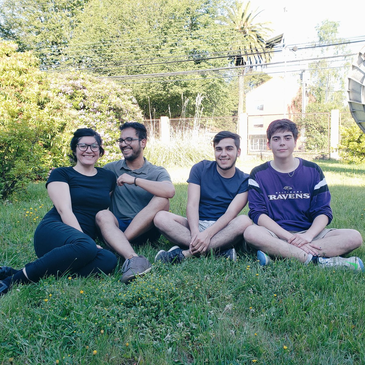 Ayer tuvimos excelentes invitades en micrófonos calientes. Se viene el podcast por si se perdieron el programa 💥