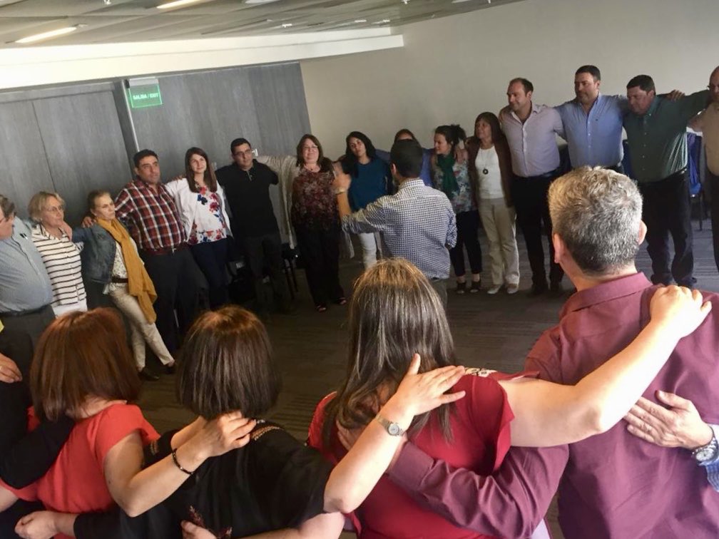 victorhugolara's tweet photo. Trabajando con @luescobarflores. Que lindo es estar acá con todas estas personas 😀
.
#habilidadestransversales #coaching #coachingontologico #coachingcorporal #convencion #ust_santiago #permanenciaestudiantil https://t.co/R0Ikoadyin