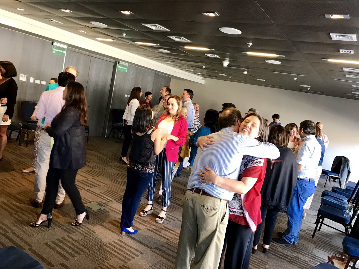 victorhugolara's tweet photo. Trabajando con @luescobarflores. Que lindo es estar acá con todas estas personas 😀
.
#habilidadestransversales #coaching #coachingontologico #coachingcorporal #convencion #ust_santiago #permanenciaestudiantil https://t.co/R0Ikoadyin