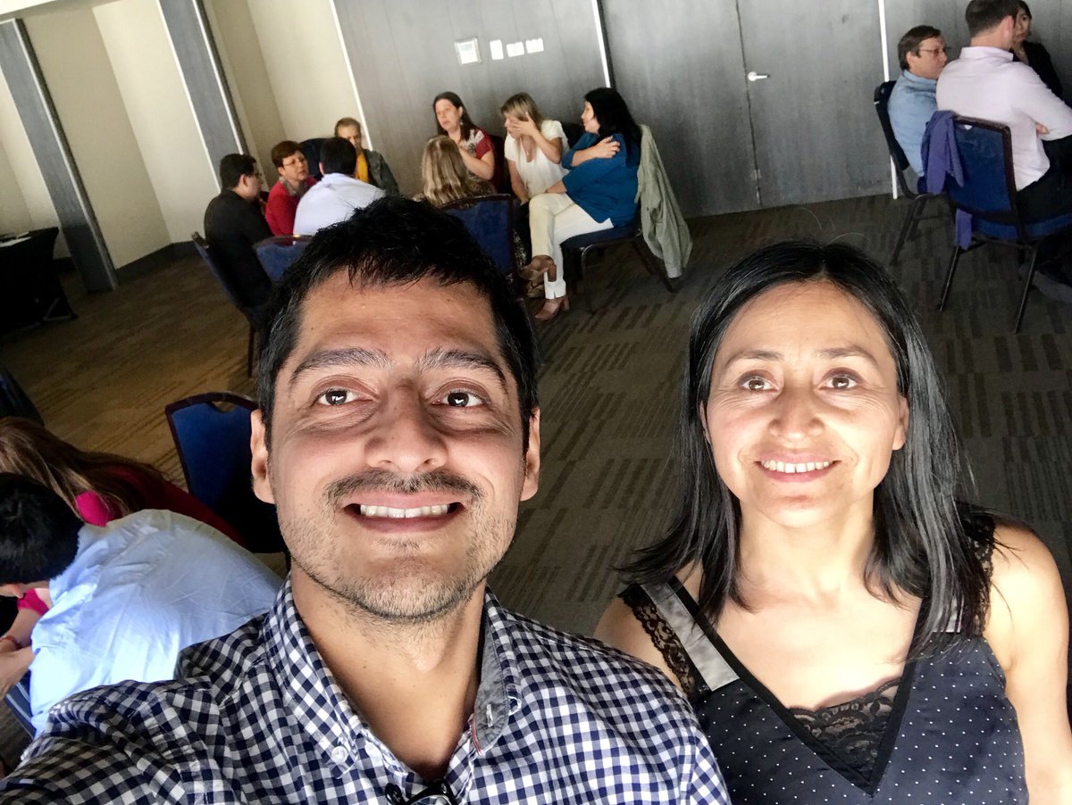 victorhugolara's tweet photo. Trabajando con @luescobarflores. Que lindo es estar acá con todas estas personas 😀
.
#habilidadestransversales #coaching #coachingontologico #coachingcorporal #convencion #ust_santiago #permanenciaestudiantil https://t.co/R0Ikoadyin