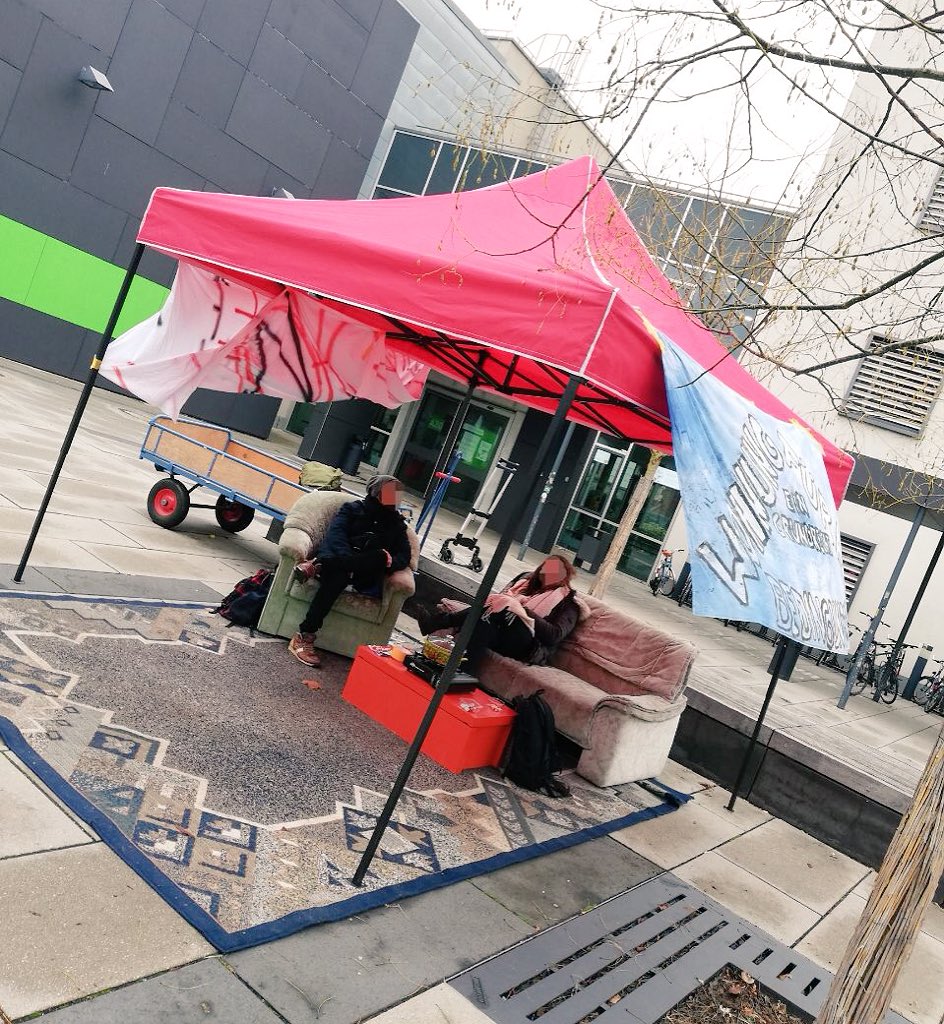 Mit minimaler Verzögerung steht unsere mobile #Mahnwache nun auch am Hauptgebäude der THM in #Gießen!