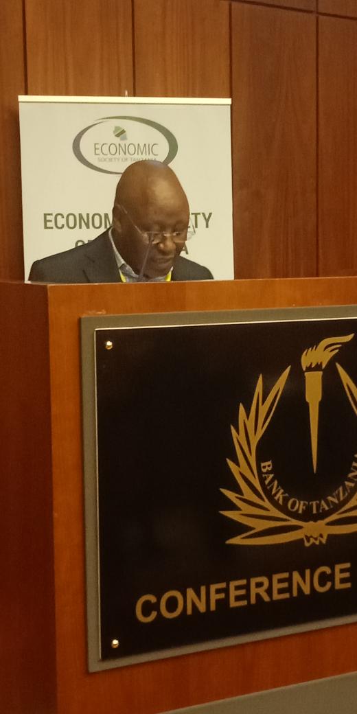 BBuganzi's tweet photo. Prof David Nyange @michiganstateu insists on the importance of developing strategic food markets  to support INDUSTRIALIZATION #ESTAC2018 @judyvalek @ESTwachumi https://t.co/yPXvUsujmw