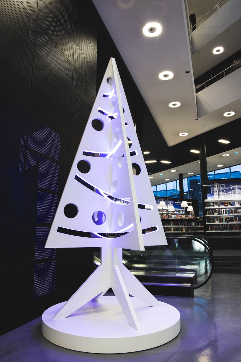 Onze #kerstboom van dit jaar staat weer! Dit jaar hebben wij gekozen voor een strak ontwerp en wij zijn trots op onze boom. Wat vind jij? 🎄 #Kerst #denieuwebibliotheek