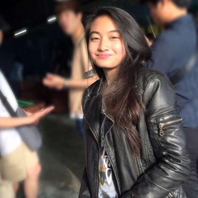 kimychiee's tweet photo. I can do both so fck me 🌈 #LGBTQsnacks https://t.co/b19E4106uY
