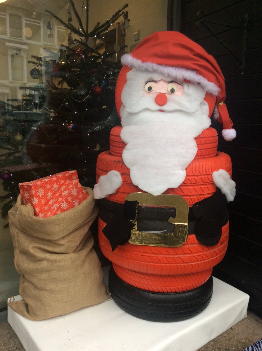 jane_00grant's tweet photo. A Tyred Santa! https://t.co/u4CIxPkX0f