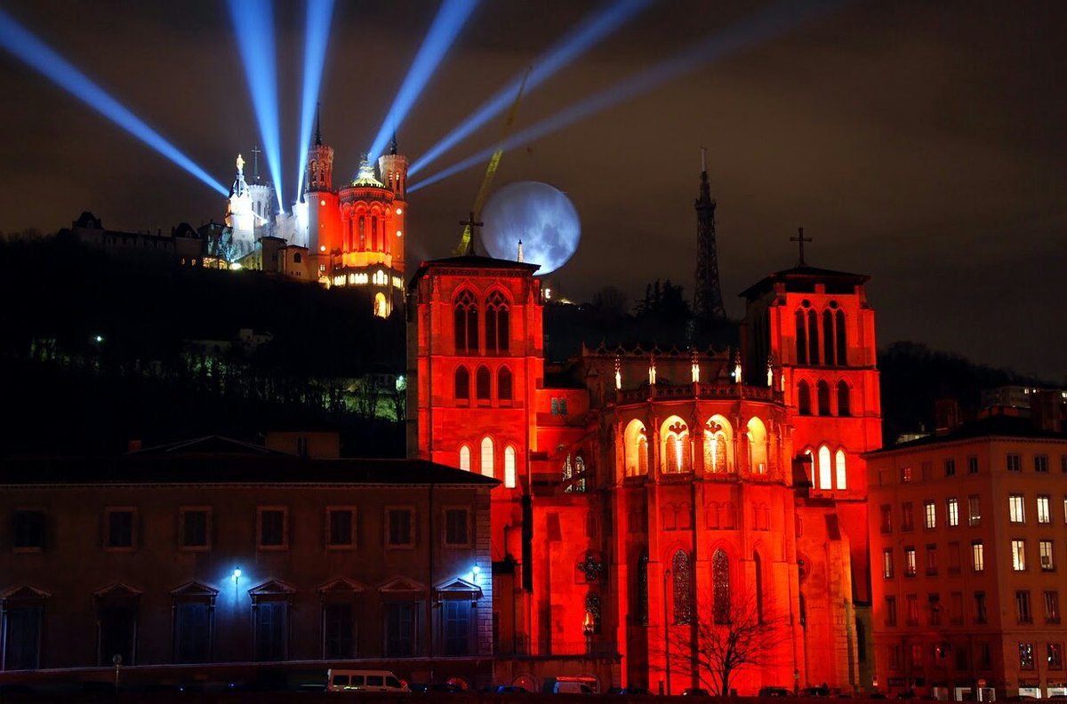 OL's tweet image. Bon #8décembre à tous les amoureux de Lyon 🕯