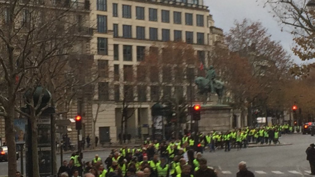 LionelMa94's tweet photo. @CCastaner Demain, pas de #saturdaybloodysaturday et pas de racailles à piller nos centres villes doit être le maître-mot des forces de l’ordre quand les #giletsjaunes manifesteront avec pacifisme. Oui, notre président @dupontaignan a eu des propos justes et licites @DLF_Officiel https://t.co/ohM9P8uS6F