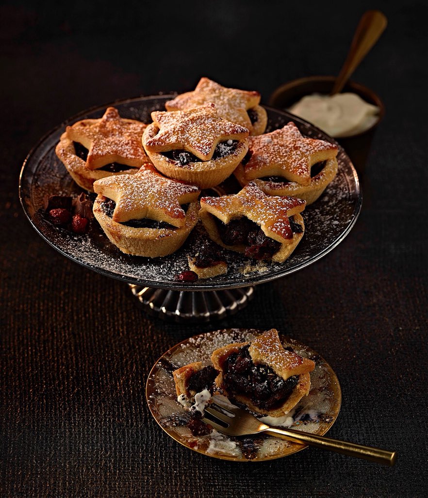SimplyBetterDS's tweet photo. On customer tastings in selected @dunnesstores today... our ‘best in Ireland’ Simply Better All Butter Mince Pies and equally delicious, our All Butter Chocolate &amp; Cranberry Mince Pies. Both made by @foodsofathenry. It’s time to taste what all the fuss is about 🙌 #IrishMade https://t.co/SIbjexYqmY