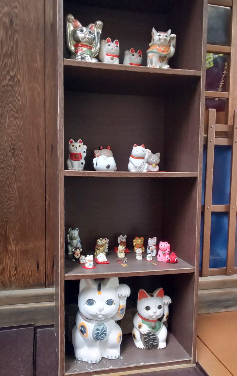 ট ইট র 瑠璃子 三光稲荷神社 ここに詣でると家出した猫が帰ってくるという言い伝えがあり 猫が無事帰宅した人は招き猫など猫グッズを奉納する習わしがある なんとも可愛らしい神社 社務所は普段無人のため 御朱印は人形町通りの オキナ まで貰いに行く