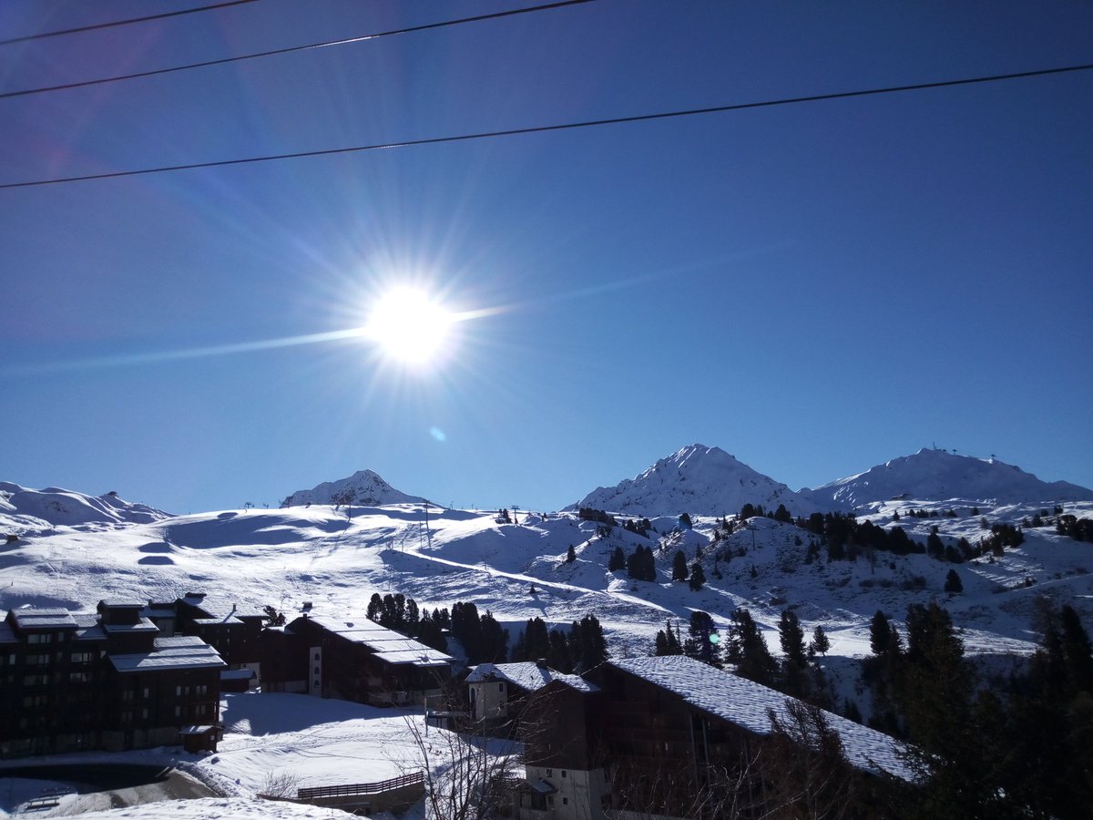 Pause déjeuner à La Plagne 😀 Ça avance, ça avance... vous allez retrouver les barres So Chèvre dans la plupart des stations Alpines !!! #ski #alpes #barre #nutrition #laitdechevre #hiver