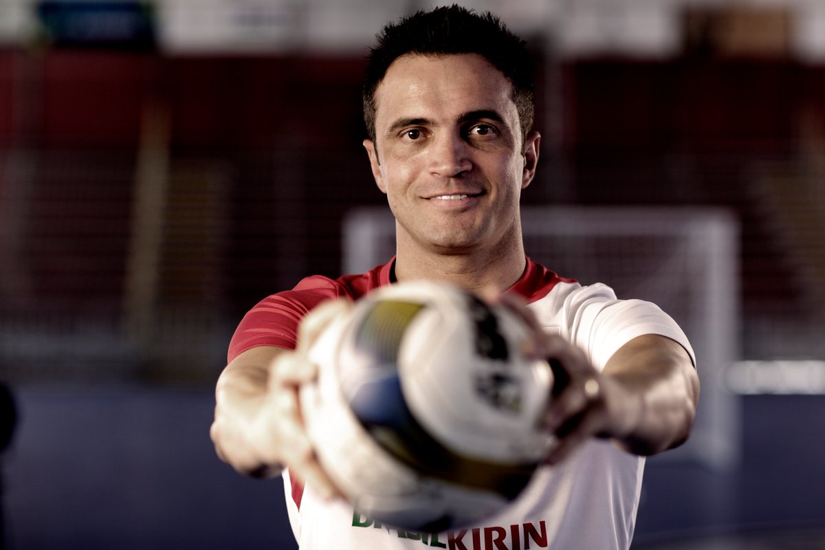 esportepfinal's tweet photo. O melhor de todos os tempos no futsal se aposentou. E o seu maior momento foi um jogo contra a Argentina, em 2012. Ele jogou com paralisia facial e levou uma dedada no olho. @Falcao12oficial conta essa história. ASSISTA: https://t.co/85CqQQ61w9 https://t.co/BAi2Z6e4Dc