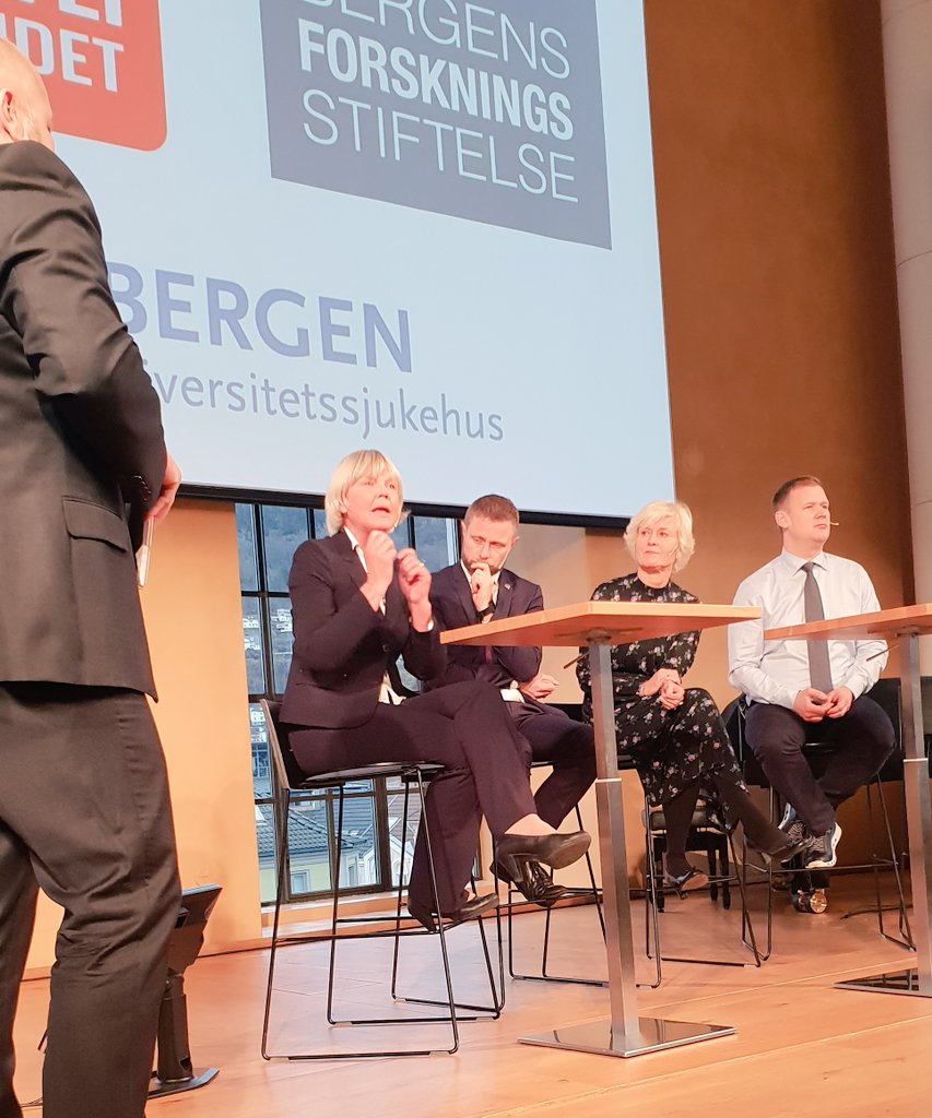 UiT_DagRune's tweet photo. Prof Gerd Kvale @UiB #HelseBergen forteller hvordan "4-dagerskuren" fungerer i behandling av tvangslidelser. Imponerende ! @bfstiftelse @Kavlifondet https://t.co/wjkJEciJct