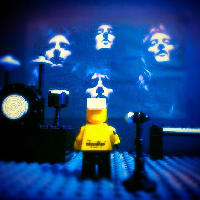 RobbieLego's tweet photo. Flashback Friday...LR
#LMEYtour2015 #Queen #Legends #robbiewilliams #flashback https://t.co/OWKbBiHNoq