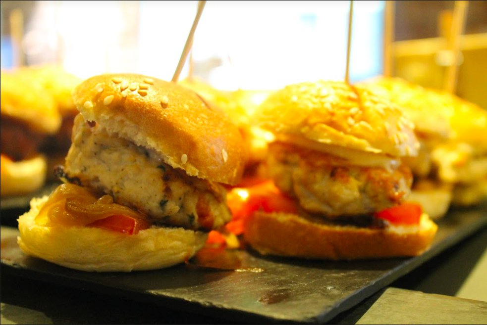 Dicen que empezamos a comer por los ojos... 🍢👀 Estos pinchos entran por los ojos, sí, pero sobre todo son un placer para el paladar 😋 #Elcano