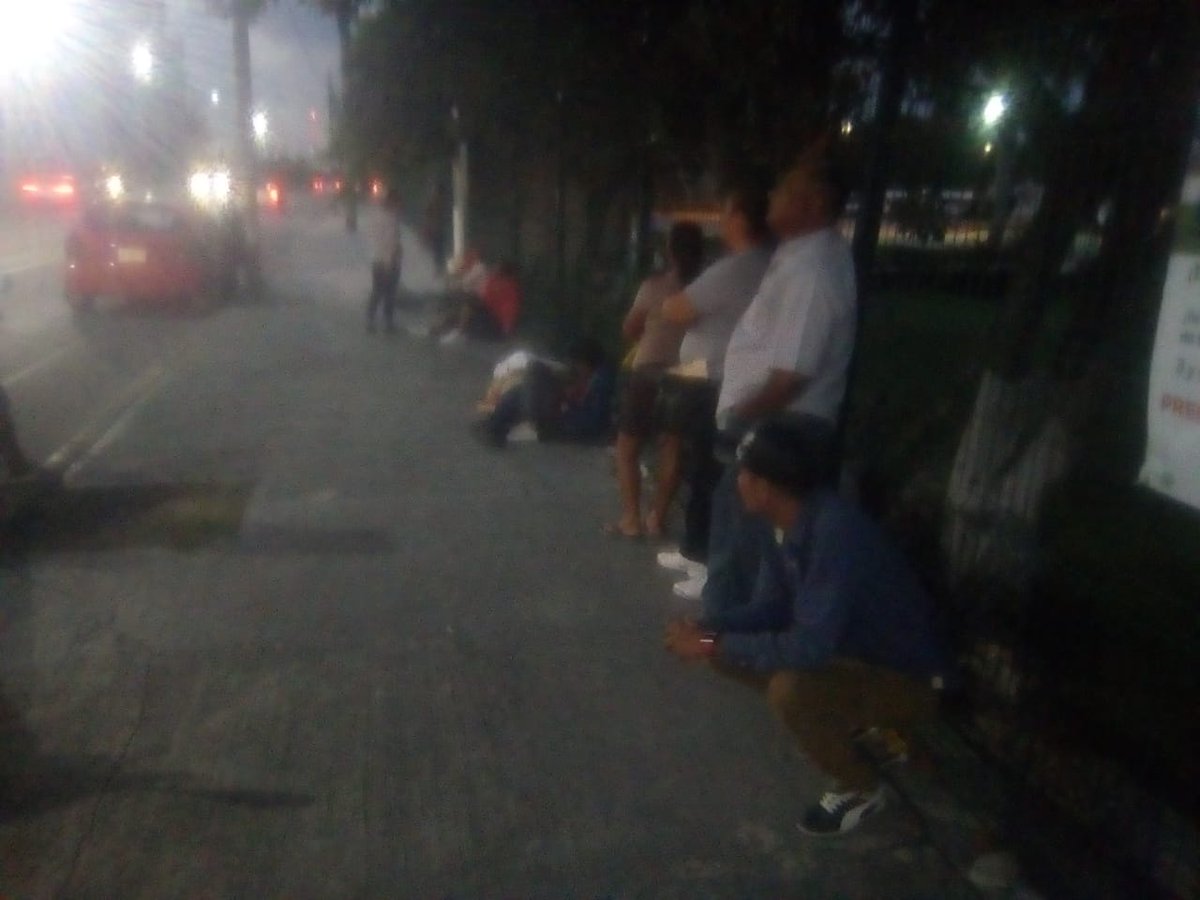 DAVIDROMEROVARA's tweet photo. #SEYC | #TRATOINDIGNO Y DESINTERÉS TOTAL RECIBEN PADRES DE FAMILIA QUE TRAMITAN BECAS DE PRIMARIA PARA SUS HIJOS EN CANCÚN.
UNA TRISTE ESCENA VIVEN DECENAS DE PADRES Y MADRES TODOS LOS DÍAS, DESDE LA MADRUGADA LLEGAN PADRES DE FAMILIA A DORMIR EN LA CALLE.
https://t.co/LL9pxZdLwd https://t.co/dsp0ttX1zv