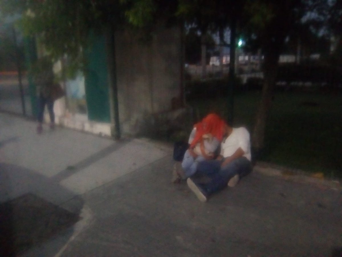 DAVIDROMEROVARA's tweet photo. #SEYC | #TRATOINDIGNO Y DESINTERÉS TOTAL RECIBEN PADRES DE FAMILIA QUE TRAMITAN BECAS DE PRIMARIA PARA SUS HIJOS EN CANCÚN.
UNA TRISTE ESCENA VIVEN DECENAS DE PADRES Y MADRES TODOS LOS DÍAS, DESDE LA MADRUGADA LLEGAN PADRES DE FAMILIA A DORMIR EN LA CALLE.
https://t.co/LL9pxZdLwd https://t.co/dsp0ttX1zv