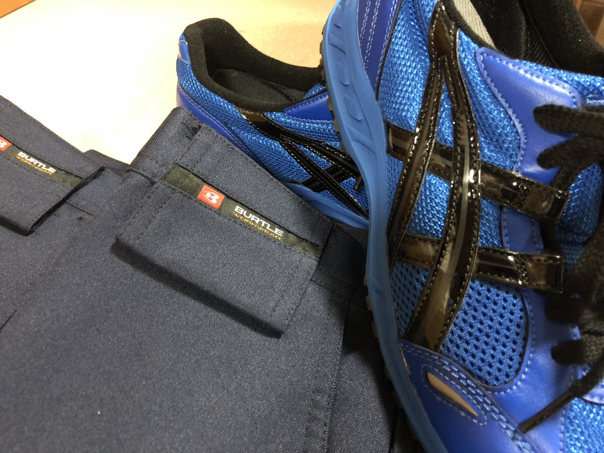 eigyo_showa's tweet photo. 一足早い #クリスマスプレゼント
#アシックスの安全靴 と、#BERTLE の #作業ズボン でご満悦! https://t.co/nVQWDgsPaB