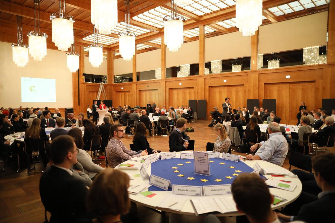 Heute im Herzen des Auswärtigen Amts - unsere jährliche #Buergerwerkstatt zu #Europa 🇪🇺, gemeinsam organisiert mit <a href="/MercatorDE/">Stiftung Mercator</a>! 120 BürgerInnen arbeiten einen Tag mit uns zur Zukunft Europas. Wir sind sehr gespannt auf die Ergebnisse!

#EuropeUnited #BuergerBeteiligung