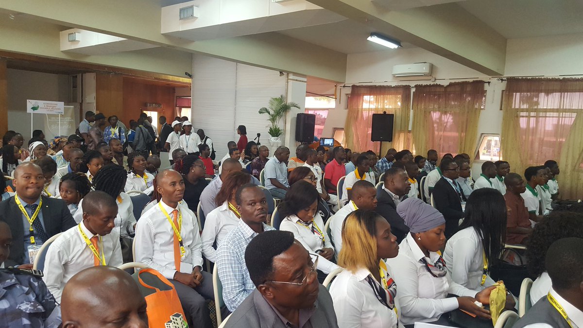 CEETOfficiel's tweet photo. Partipation des étudiants à la Journée #CEET à la @FoireDeLome. #FORMATEC #EAMAU. #TgFil15 #tginfo #Event #Energie #CEET https://t.co/fGO49Ounc8