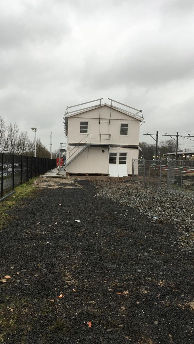 De bouwkeet is in opbouw! Komende drie jaar is dit de thuisbasis voor de uitvoering. De keet bevindt zich aan de westzijde van het spoor, tegenover het station Geldermalsen. #spooromgevinggeldermalsen #spoorproject #bouwkeet <a href="/prorail/">ProRail</a> <a href="/duravermeer/">Dura Vermeer</a> <a href="/MobilisTBIinfra/">Mobilis TBI</a>