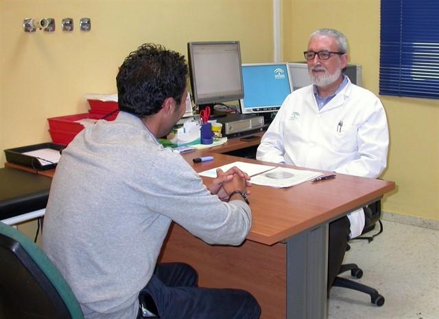 El médico extremeño Fernando Lozano, premio honorífico a su carrera contra el VIH, habiendo tratado a más de 3.000 pacientes con este virus. ¡Más personas como él hacen falta! ¡Enhorabuena! 😊 ow.ly/JsFE30mTpfc
