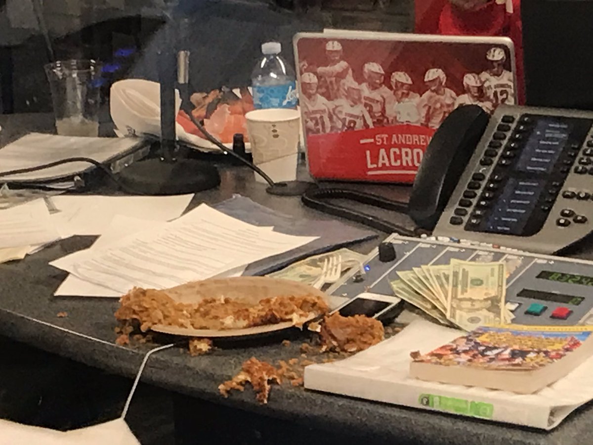 TomDaly2's tweet photo. 💵💵🍰🍰 #BitCake #JunkiesHolidayShow @JunksRadio @GlassJoeJP https://t.co/UELqbc5m7q