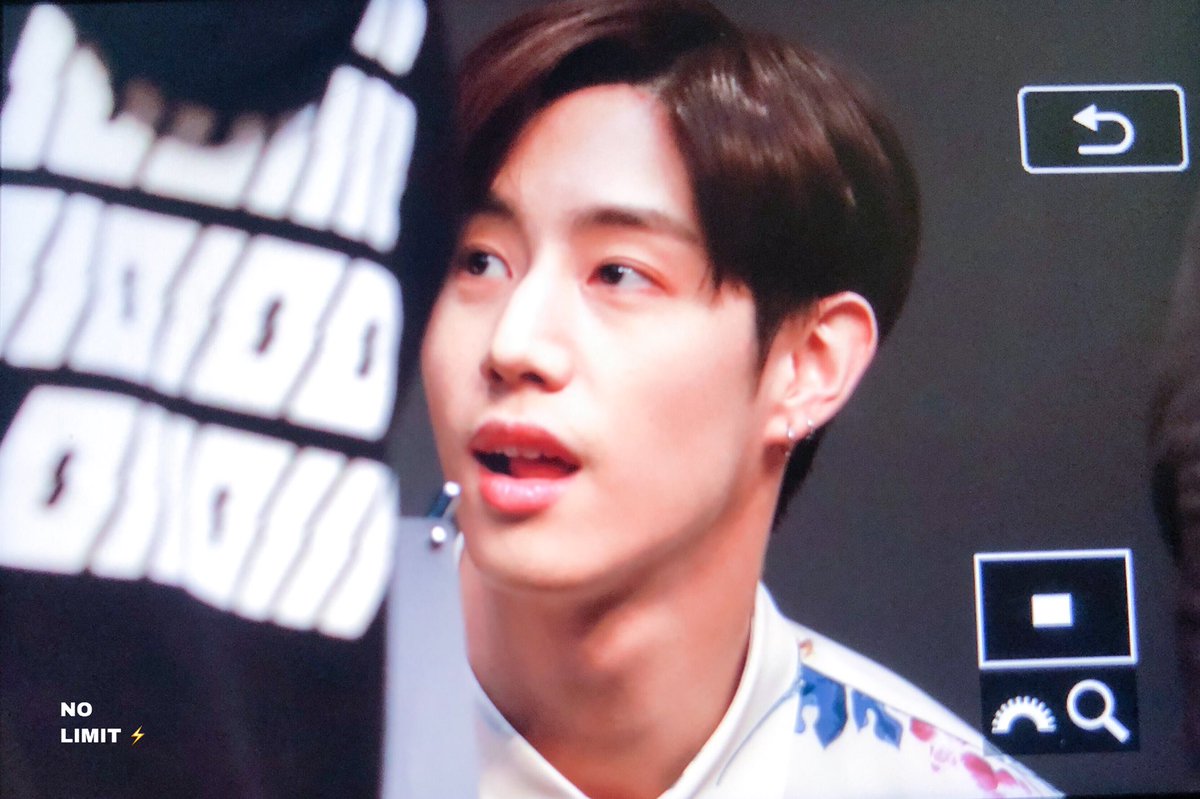NOLIMIT0904's tweet photo. 181207 신촌팬싸

#GOT7⁠ ⁠⁠ ⁠#갓세븐⁠ ⁠ #마크 #MARK https://t.co/TlcJQsopNm