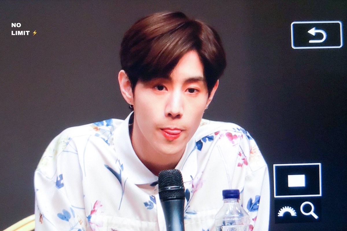 NOLIMIT0904's tweet photo. 181207 신촌팬싸

#GOT7⁠ ⁠⁠ ⁠#갓세븐⁠ ⁠ #마크 #MARK https://t.co/TlcJQsopNm