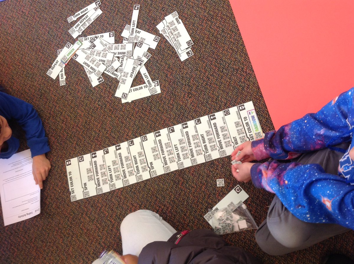 RSmithTeachTech's tweet image. Students in Ms. Robinson's 5th grade participated in a CodeSnaps activity led by guests from @SASeducator!