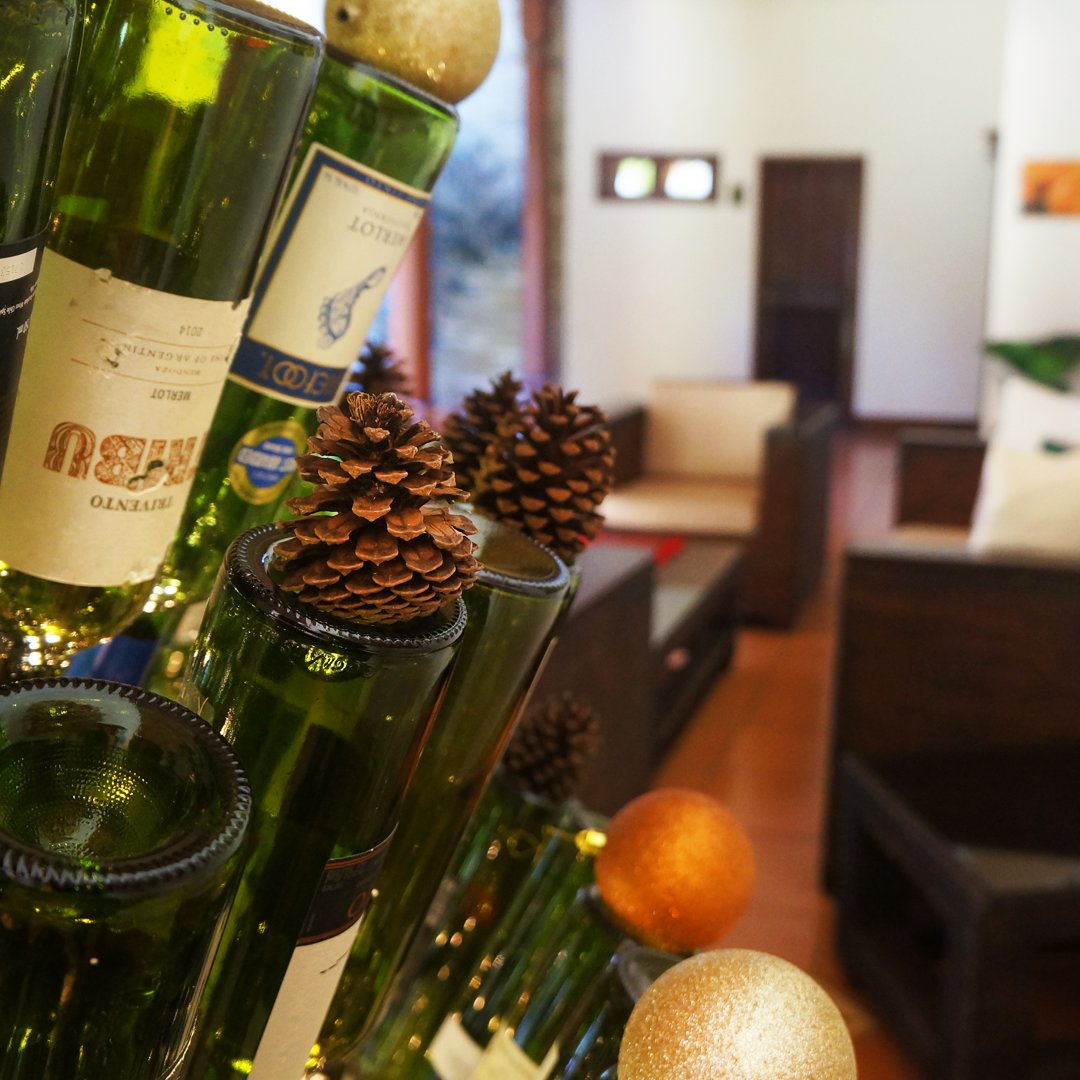 HotelPlazaColon's tweet photo. For these holidays we wanted to share something with the environment; our beautiful Christmas tree, made with recycled materials. It contains 420 bottles of wine that were donated by 12 restaurants.
#Nicaragua #ExperienceHPC #Sustainability #VisitNicaragua #GranadaNicaragua https://t.co/mWf5RlG0Bn
