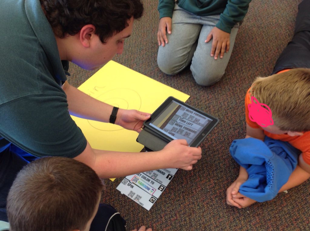 RSmithTeachTech's tweet image. Students in Ms. Robinson's 5th grade participated in a CodeSnaps activity led by guests from @SASeducator!