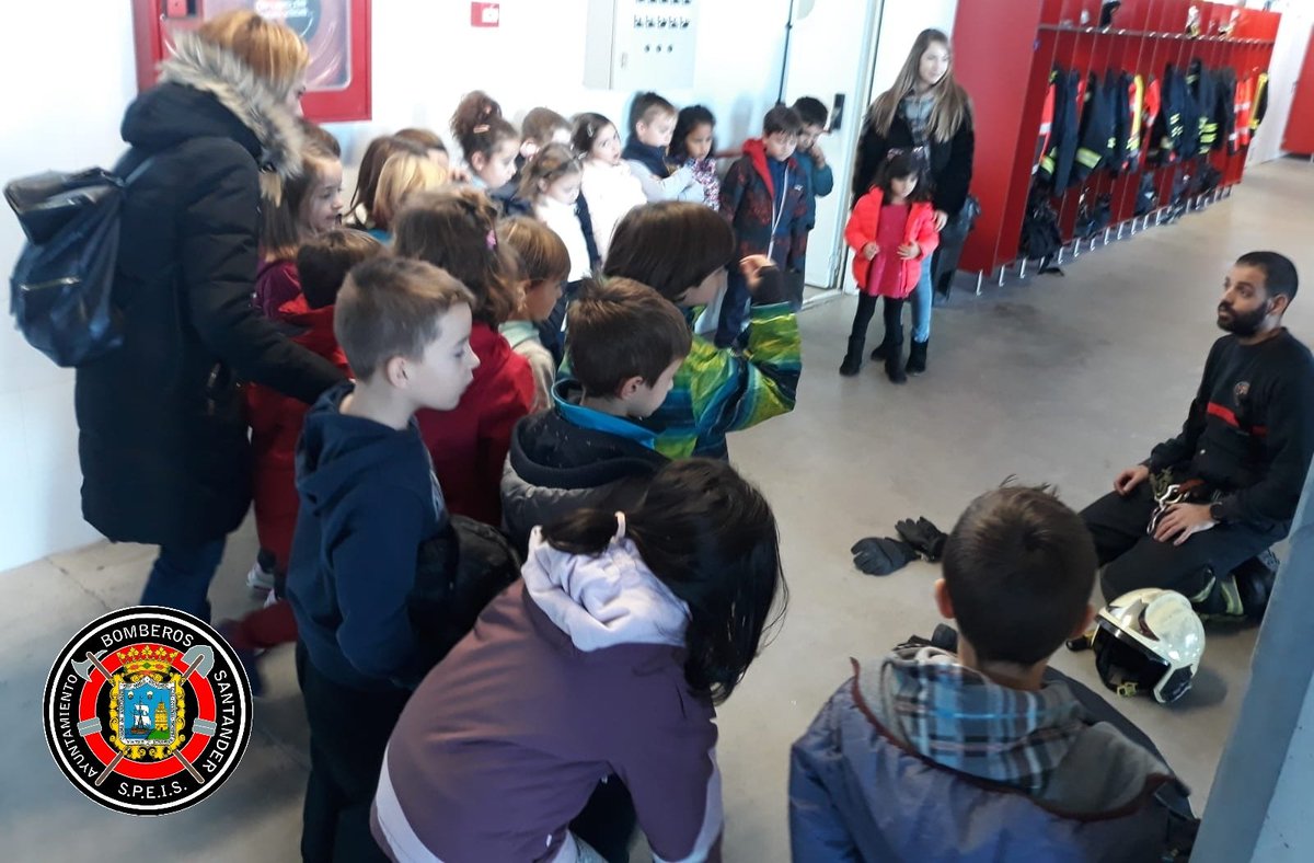 BombSantander's tweet photo. VISITA
Hoy nos visitan alumnos del CEIP Maria Torner de #Mompia de @aytobezana
Han visto nuestros equipos, camiones 🚒 y aprovechando la buena mañana hemos aprendido a usar una manguera 😉 https://t.co/V44HcCdABn