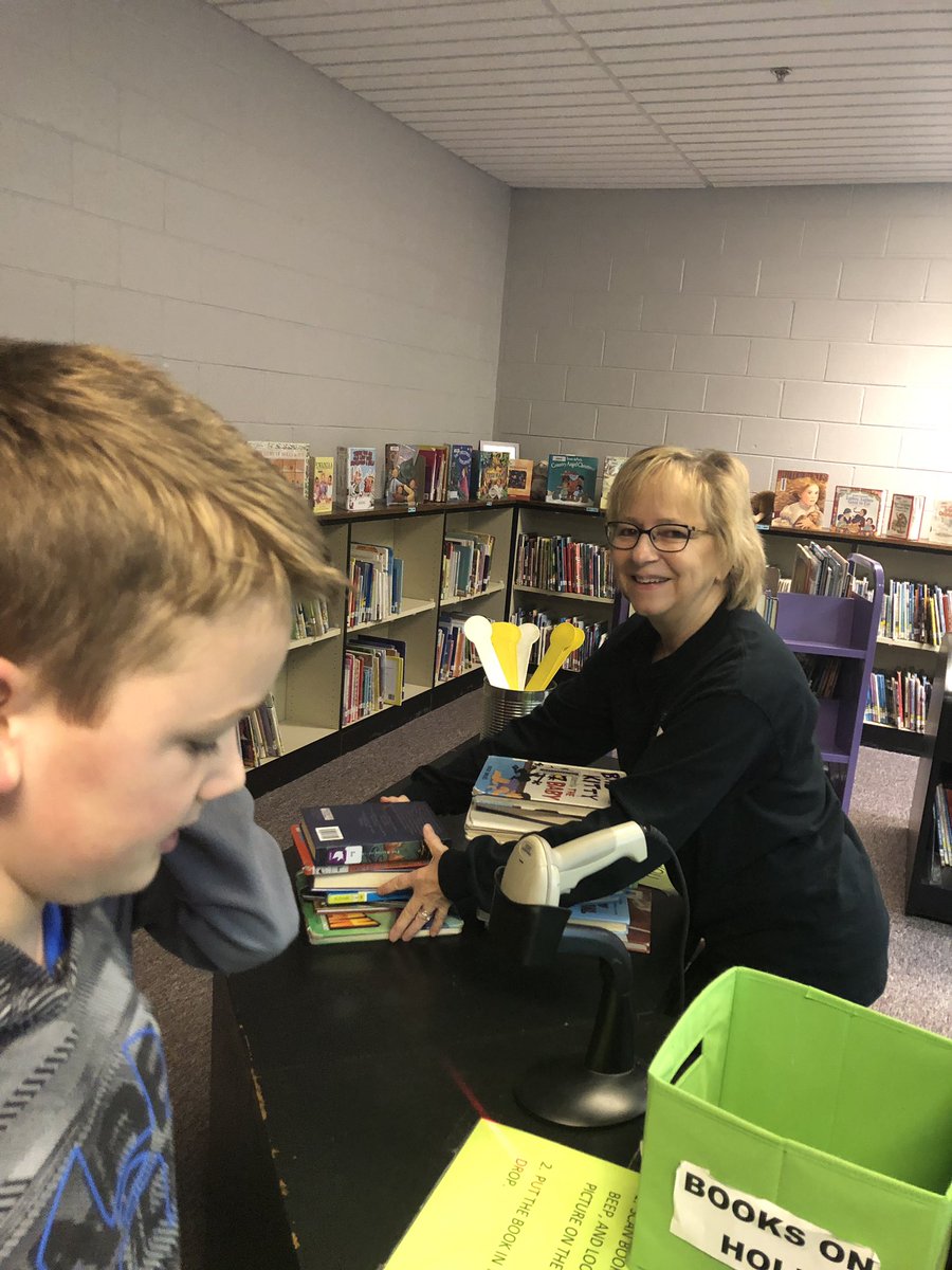 CarenMarkt's tweet photo. Baker’s staff and students have been so fortunate to have this fabulous educator on our team! She’s always willing to stop and lend a helping hand -and she does it all with a big smile on her face!!! We love our Ms. Williams! @bakerelembears #20daymagicmaker #bakerlovesmswilliams https://t.co/fmtiFCafom