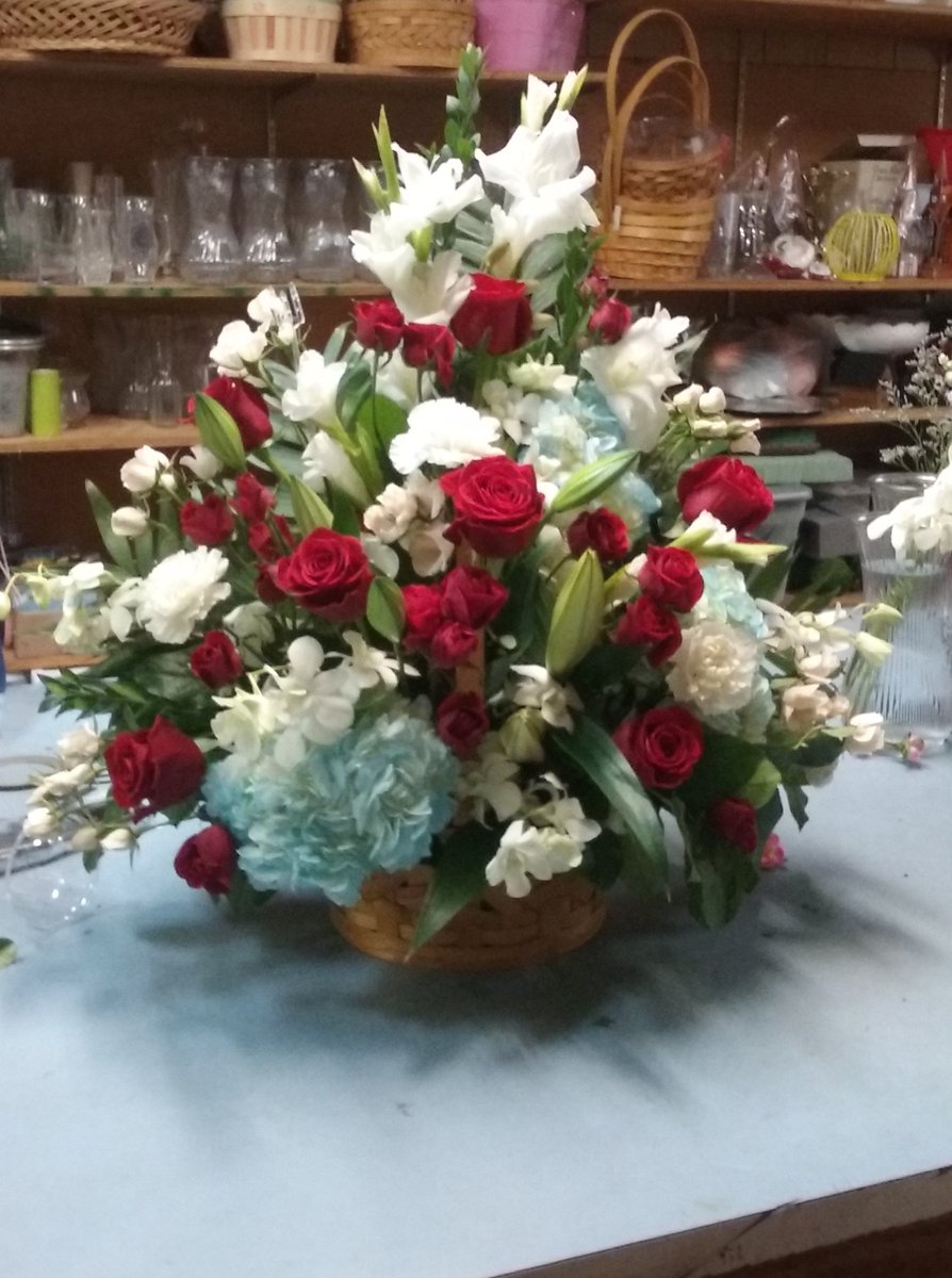 KurtzFlorist's tweet photo. Great Christmas ideas from Kurtz Florist.  Order on line 24 hours a day - https://t.co/YvBm5a9EJQ.  610-562-0939 https://t.co/6R4UII3nB6