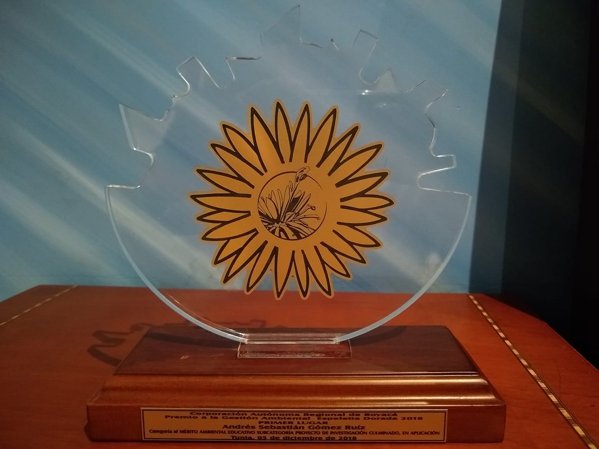 #OrgulloUnadista est. de Ing. Ambiental Andrés Gómez de la Zona Boyacá, recibe primer lugar en la categoría mérito ambiental educativo, entregado por la <a href="/Corpoboyaca/">Corpoboyacá</a>, donde se establece el reconocimiento a la Gestión Ambiental “Espeletia Dorada”. <a href="/UniversidadUNAD/">Universidad UNAD</a> <a href="/JaimeLeal_/">Jaime Leal Afanador</a>