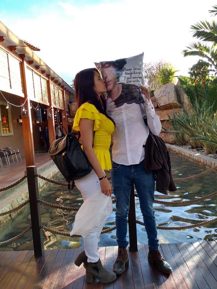Maferojas97's tweet photo. Los envidiosos dirán que sólo es un cojín de @andrescepeda https://t.co/yxQm5mUpGD