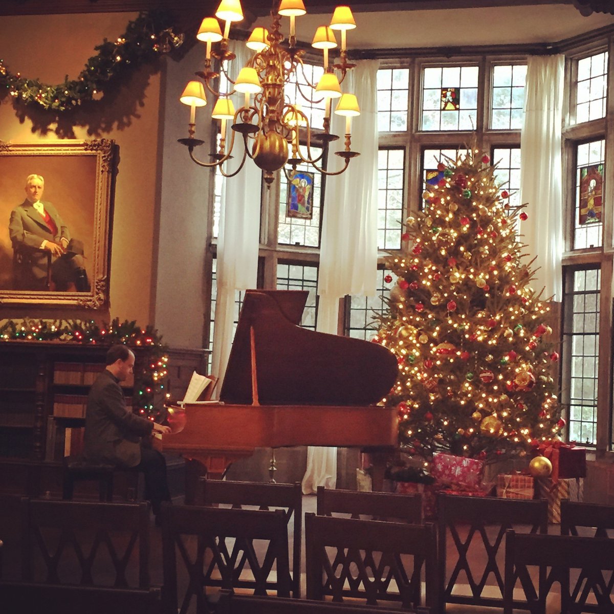 PlantingFields's tweet image. Tonight is our annual tree lighting outside on the Camellia Lawn at 6pm, FREE ADMISSION!  This weekend is our Holiday Festival at Coe Hall from 11am-4pm both days, $10 for adults, free for children under 12 and members!   Visit plantingfields.org/events for more information.