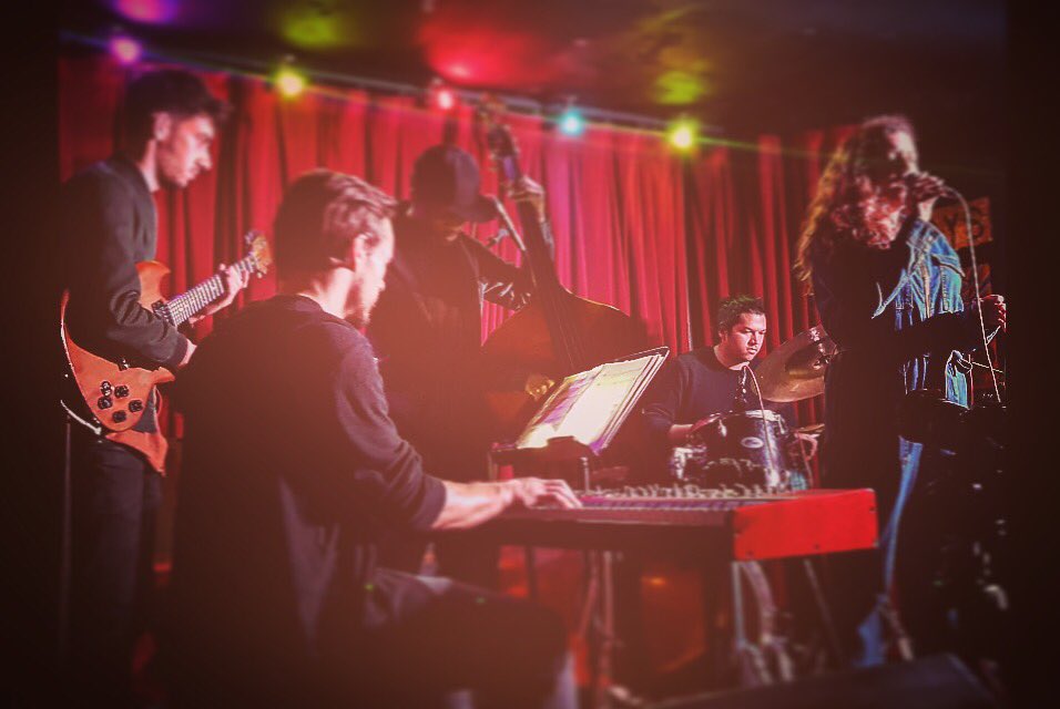 Wow <a href="/dancasimirmusic/">Daniel Casimir</a> &amp; <a href="/TessHirst/">Tess Hirst</a> Album preview with <a href="/OllySarkarDrums/">Olly Sarkar</a> 🥁 &amp; @almacsween 🎹 <a href="/jazzrefreshed/">jazz re:freshed</a> <a href="/MauMauBar/">Mau Mau Bar</a> was rowdy af. I love playing in this band ❤️🎸😀