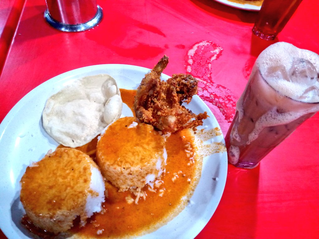 armfrds's tweet photo. ade ke perempuan sanggup dating dengan lelaki yang makan dekat warung tepi jalan gini. bae af😂 https://t.co/Q4K9UwbMkW