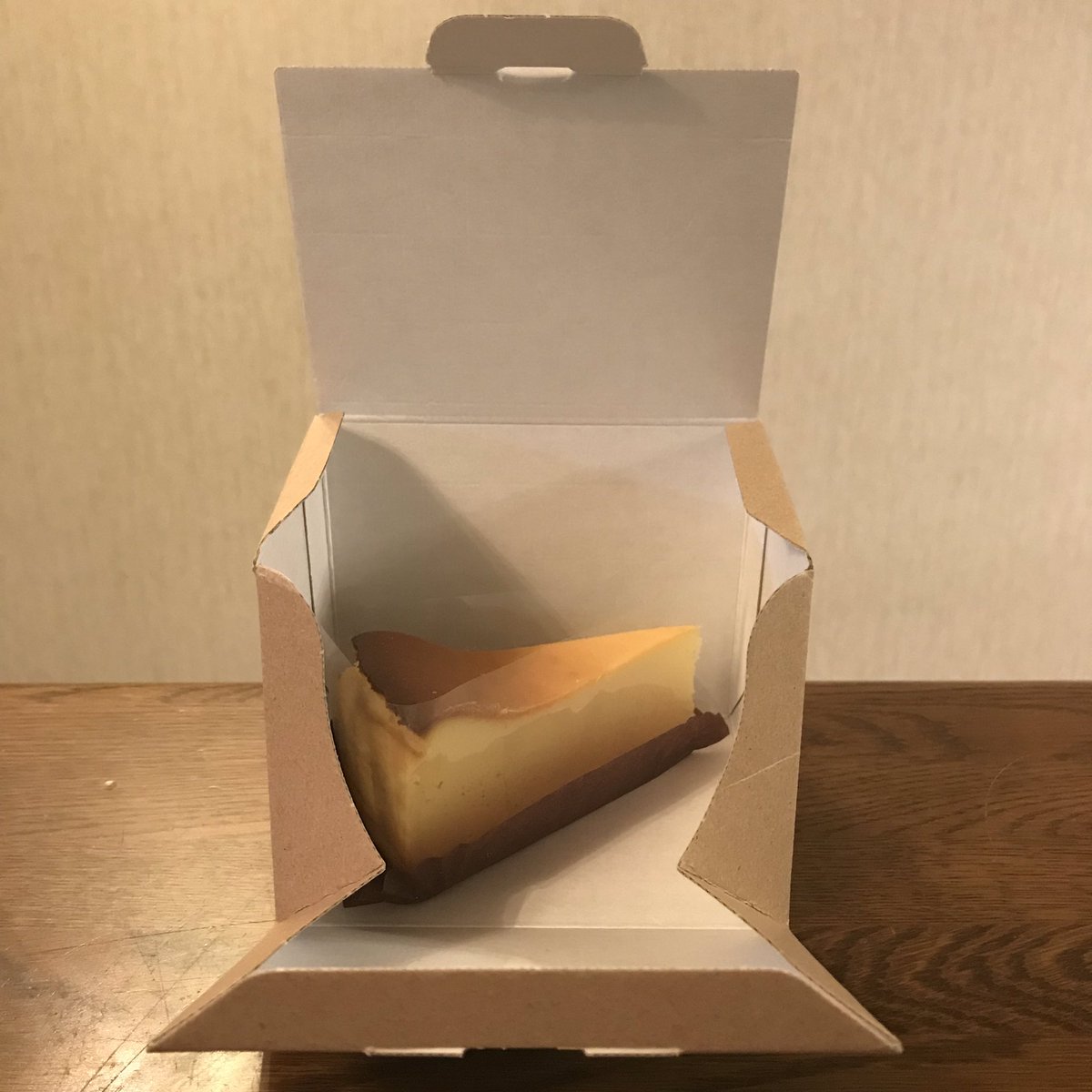 gogonijntje's tweet image. #NewYorkCheesecake #TakeoutBox #NICE #STARBUCKS #OSAKA #JAPAN