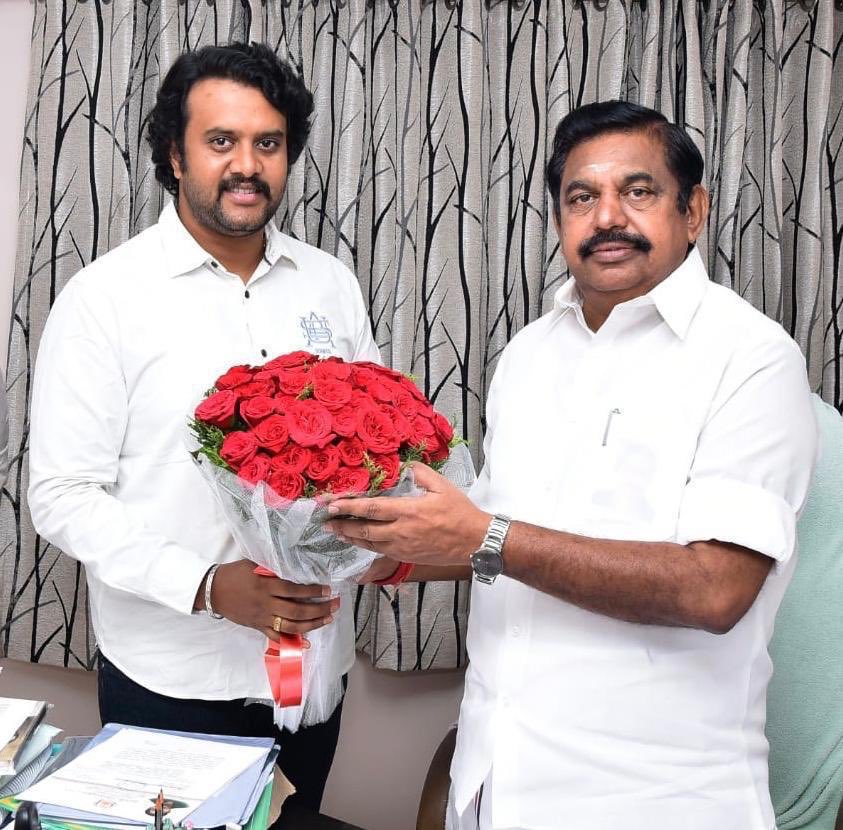 nasscom's tweet photo. It's employees like @Udsankar who make us proud! Pushing boundries to collect relief material to help people fighting the #GajaCyclone is just a first step to building a collaborative ecosystem.
Udaya being recognised by @CMOTamilNadu Thiru Edappadi K. Palaniswami for his efforts https://t.co/vYAsYChxRy