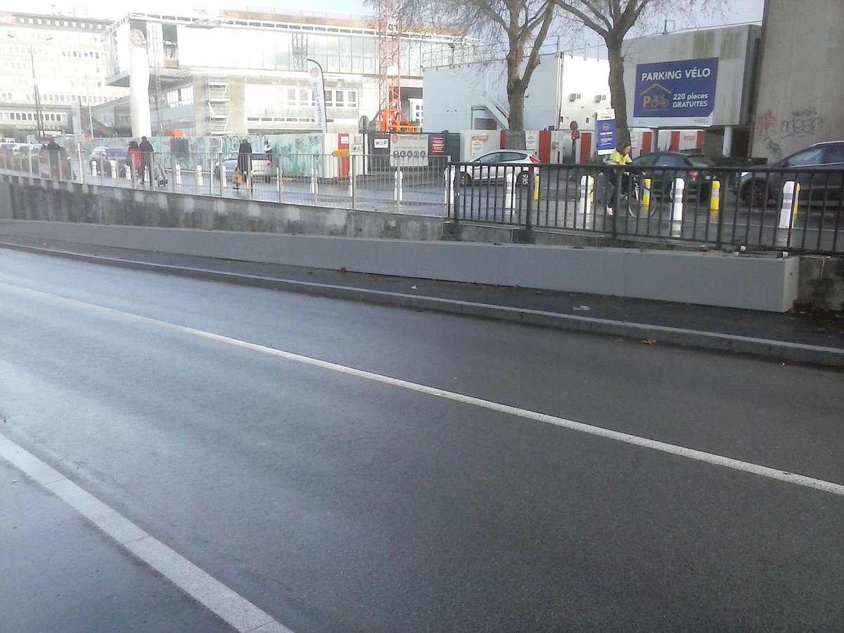 PAVelo_Nantes's tweet photo. @TrottoirN @thomasquero Démontage en cours, les bacs côté sud seront bientôt enlevés https://t.co/DJBaPsrZEq