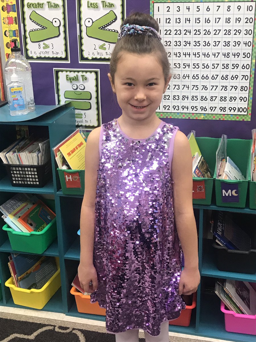 misspetrilla's tweet image. May your Friday Sparkle like the students and staff at @PaynterRocks !  #12DaysofChristmasspirit #tistheseasontosparkle