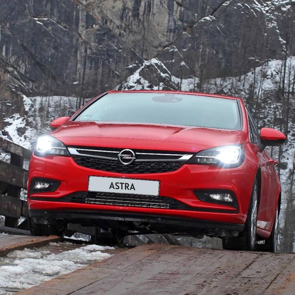 opeldogu's tweet photo. Aniden soğuk ve karanlık çökse bile, yolunuzu aydınlatan Intellilux Led Matrix farlarla güvenli sürüş sizinle. #AstraHB https://t.co/5VBaT9DQIf