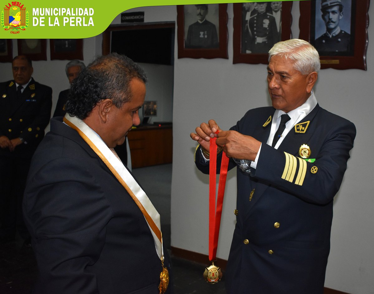 El alcalde Kurly Arana recibió una medalla como distinción de la Compañía de Bombero Unión Chalaca N. 1

Esto en el marco de las actividades por el 154 aniversario de fundación de este grupo bomberil.