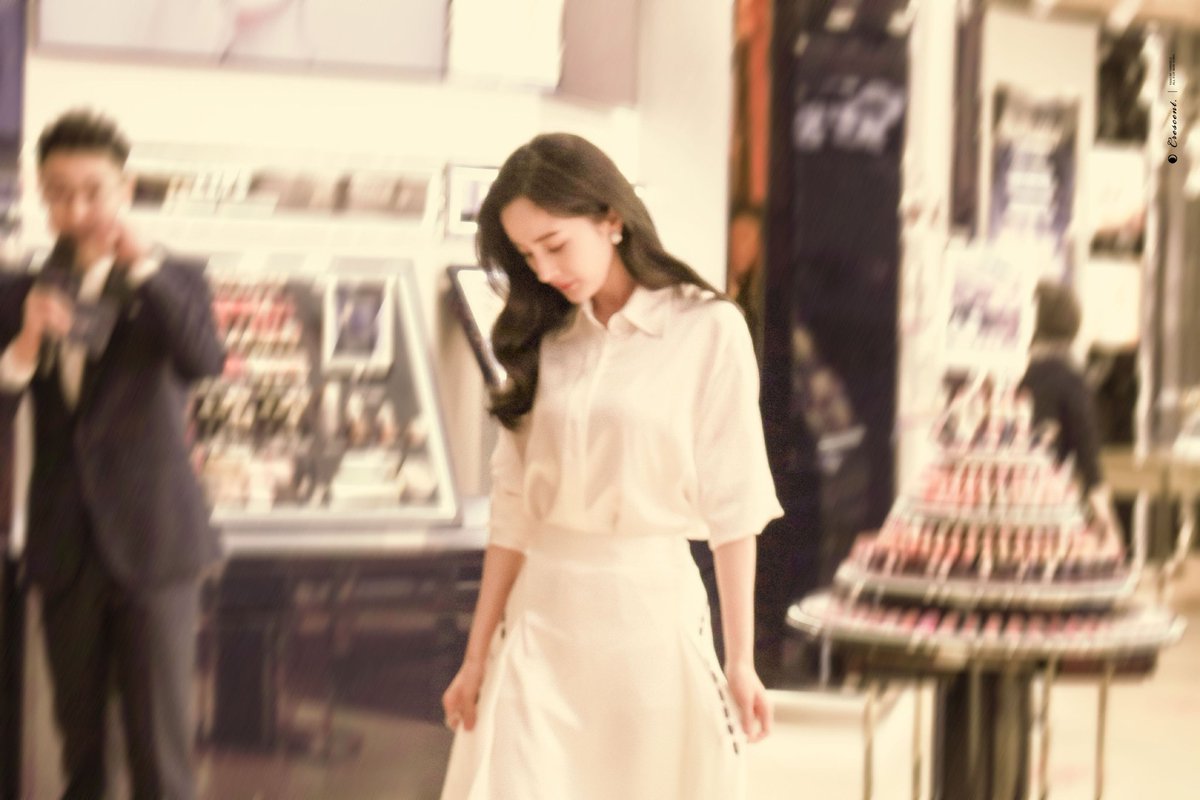 CrescentMi_912's tweet photo. 181207 ESTEE LAUDER in Nanjing

You are my sunshine
My only sunshine
🎵🎶

#杨幂 #yangmi https://t.co/YvEdYfpnv5