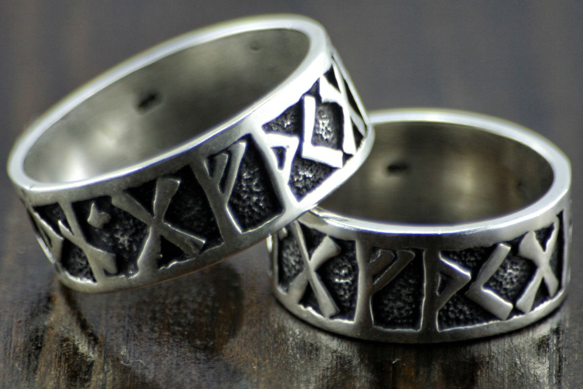 Wir haben unseren Netzladen nochmal aktualisiert. Wer gerade auf der Suche nach Silberschmuck ist, wird nun bei uns fündig. Neben Anhängern, findet ihr dort Ohrringe und einen #Runenring.
Schaut einfach mal rein.
artam.de heidenschmuck.de
#artam #artglauben